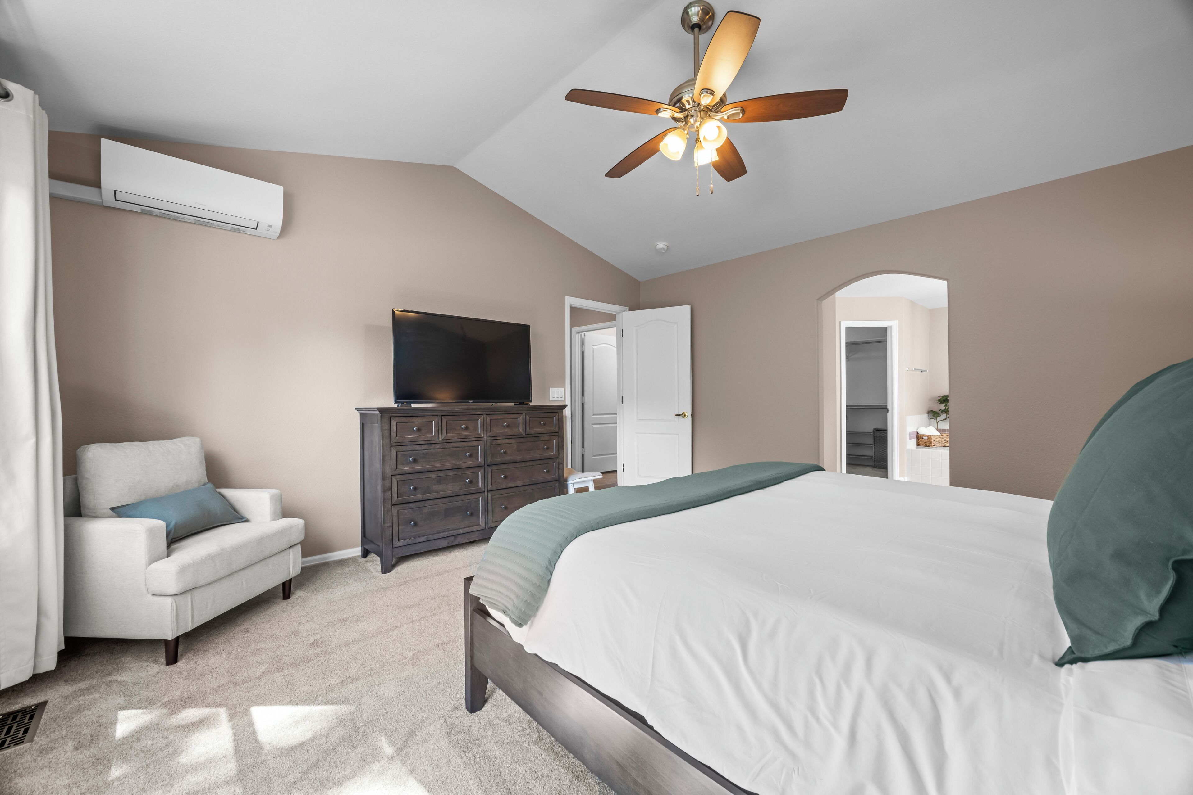 3 habitaciones, escritorio, tabla de planchar con plancha y wifi gratis 