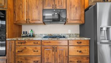 Coffee/tea maker, fridge, microwave, oven