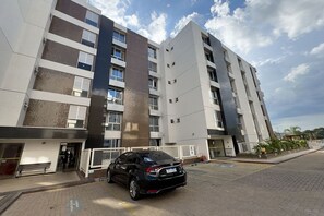A multi-story building with a parking area in front. - Full Studio Asa Sul Brasilia - Gdp0107 (Brasília)