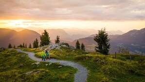 Eine Berglandschaft mit einem gewundenen Pfad und Wanderern.