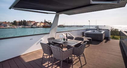 Houseboat with rooftop whirlpool in Novigrad