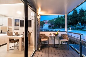 Outdoor dining - Dreamy houseboat by the sea with terrace and hot tub (Portoroz)