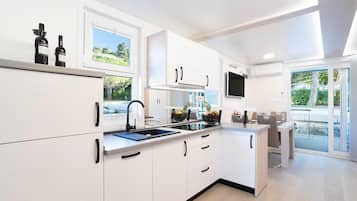 Coffee/tea maker, fridge, oven, stovetop