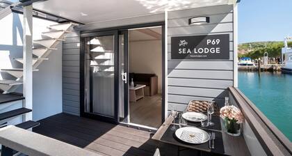 Dreamy houseboat by the sea with terrace and hot tub
