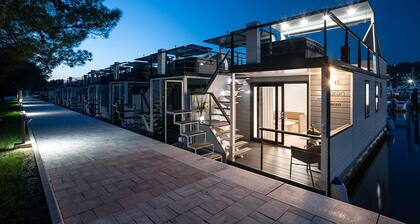 Traumhaftes Hausboot am Meer mit Terrasse und Whirlpool