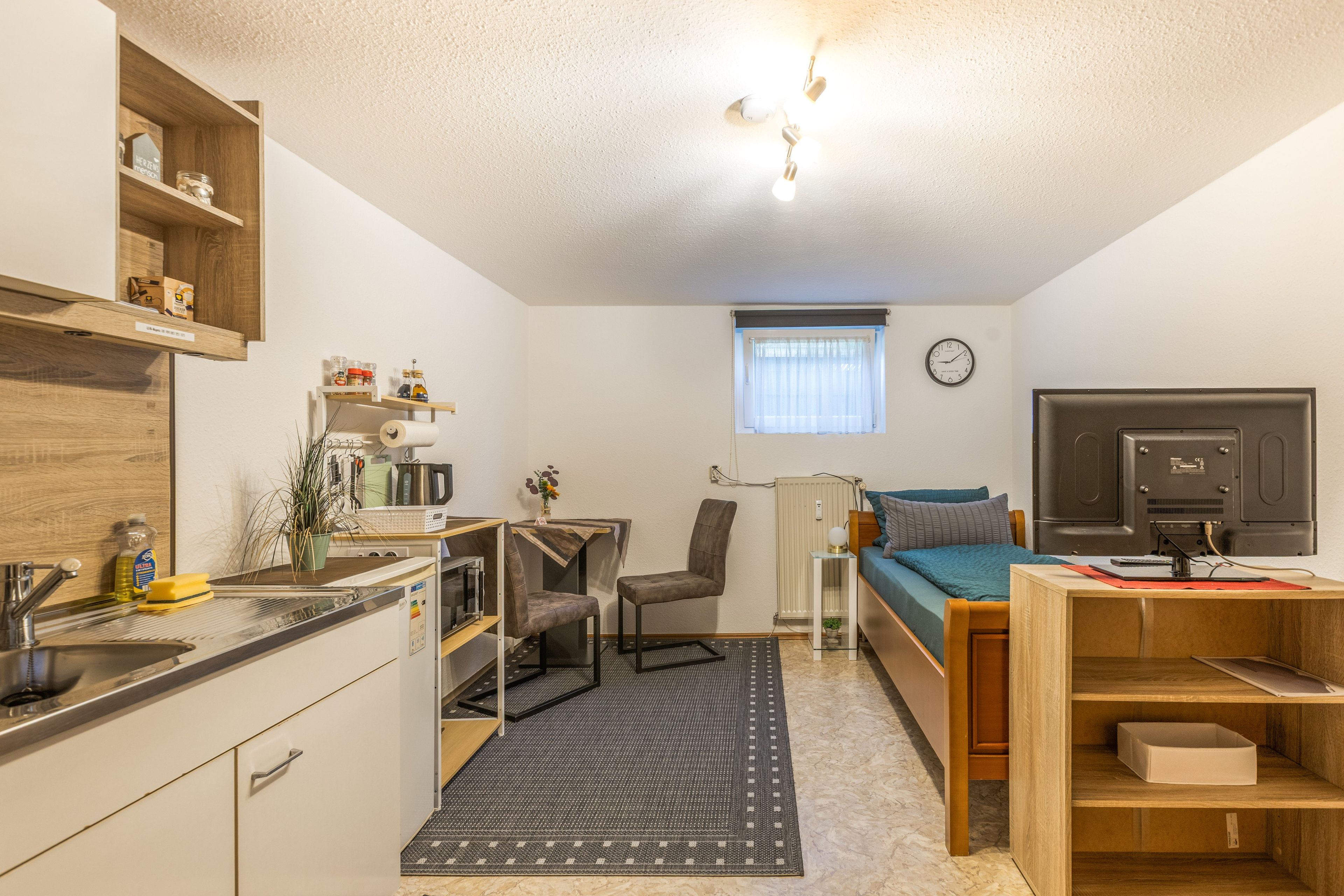 Coffee/tea maker, fridge, microwave, stovetop