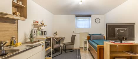 Coffee/tea maker, fridge, microwave, stovetop