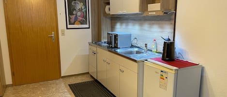 Coffee/tea maker, fridge, microwave, stovetop