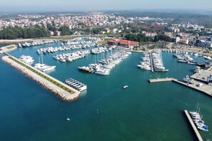An aerial view of a marina with numerous boats docked, surrounded by a coastal town. - Dream houseboat with sea view and hot tub (Novigrad)
