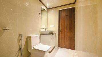 Douche, articles de toilette gratuits, serviettes fournies, savon