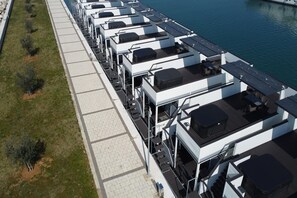 A row of modern, compact hotel rooms with balconies overlooking a body of water. - Dream houseboat with sea view and hot tub (Novigrad)