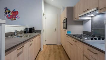 Coffee/tea maker, fridge, microwave, stovetop