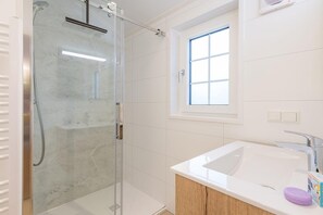 Bathroom - Modern home in Hoogerheide with terrace (Hoogerheide)