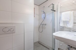 Bathroom - Holiday home in Hoogerheide with shared pool (Hoogerheide)