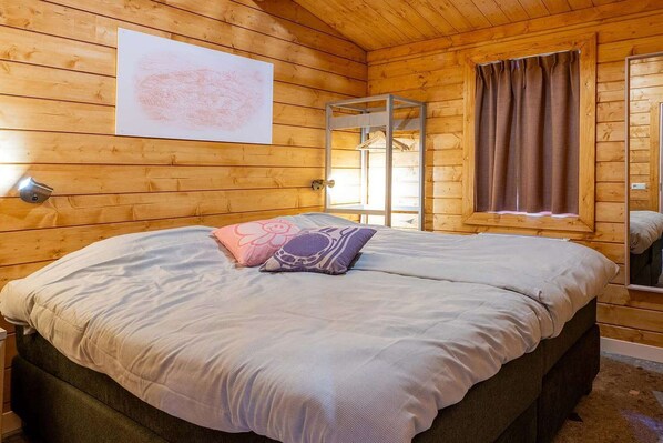 2 bedrooms, travel crib, WiFi (free)