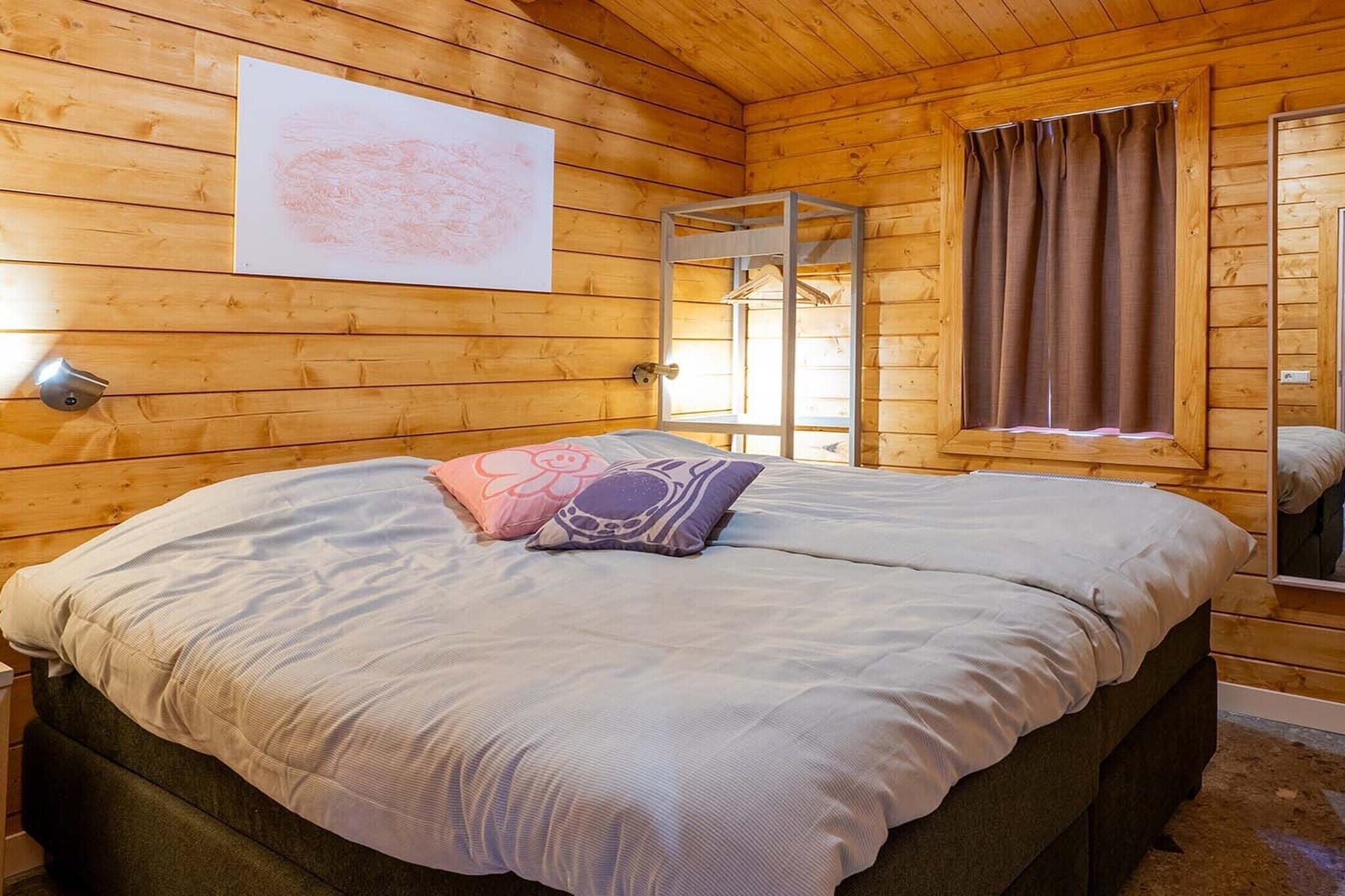 2 bedrooms, travel crib, WiFi (free)