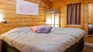2 bedrooms, travel crib, WiFi (free)