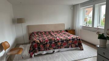 3 bedrooms, iron/ironing board, Internet, bed sheets