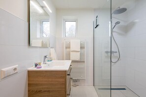 Bathroom - Villa in Hoogerheide with private terrace (Hoogerheide)