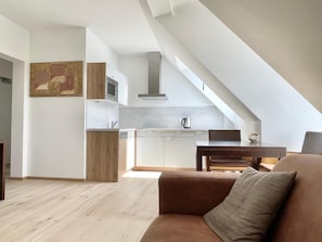 Un interior moderno con comedor, cocina y un espacio tipo loft.