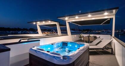 Modern houseboat with whirlpool in Novigrad