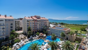 A hotel with a swimming pool, multiple balconies, and a view of the ocean. - Exclusive Penthouse Luxury Resort Jurere Ilc2508 (Florianópolis)