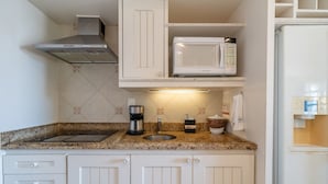 A kitchen with a microwave, stove, sink, and cabinets. - Exclusive Penthouse Luxury Resort Jurere Ilc2508 (Florianópolis)