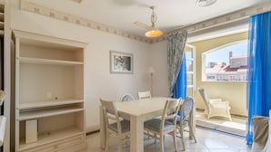 A dining area with a table, chairs, and a view through a window. - Exclusive Penthouse Luxury Resort Jurere Ilc2508 (Florianópolis)