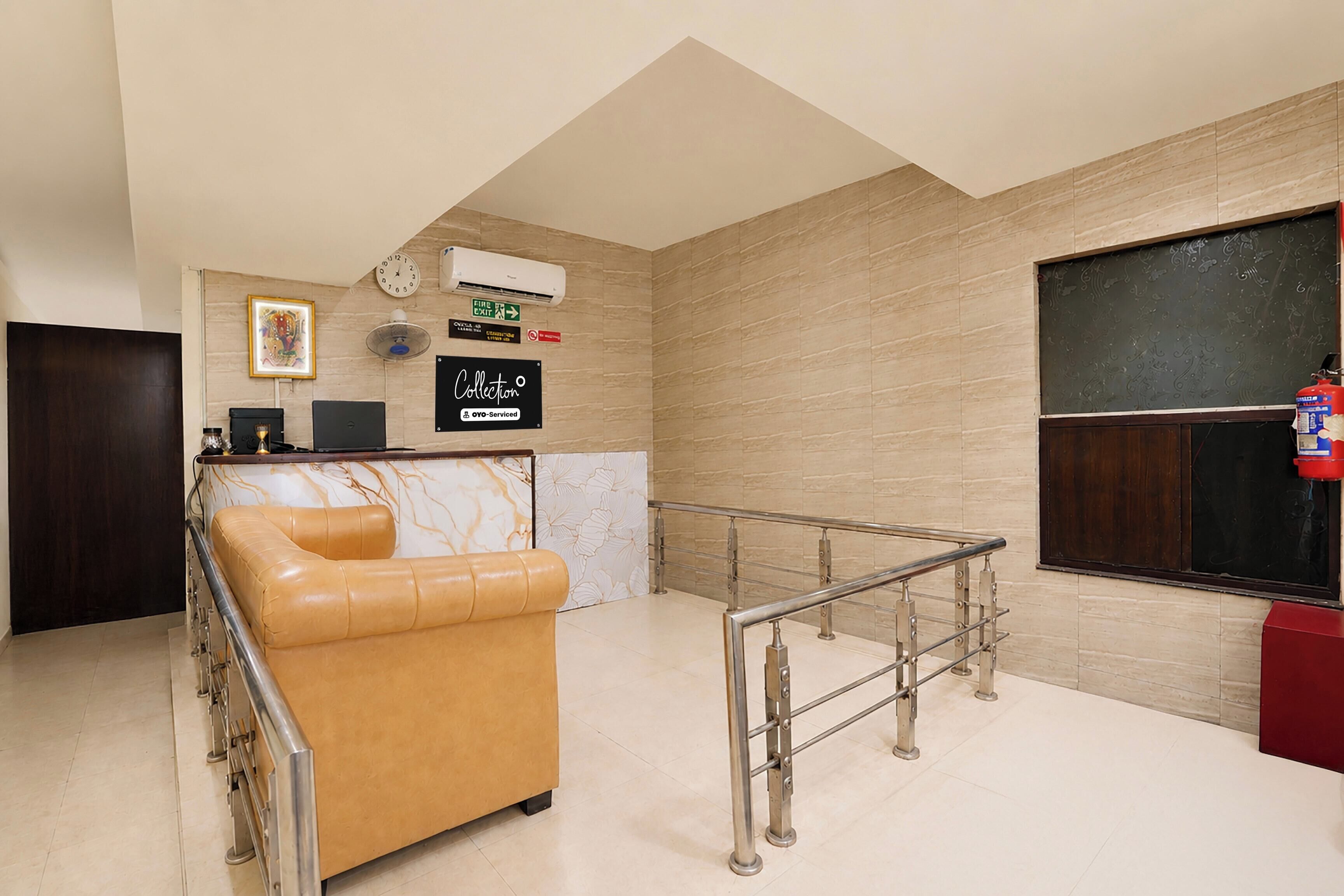 Ein modernes Interieur mit einem beige-farbenen Ledersofa, einem Metallgeländer und einer Wanduhr.
