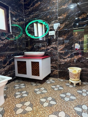 Premium Double Room | Bilik Mandi | Pancuran mandi, pengering rambut, selipar, tuala disediakan 