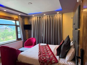 Shower, hair dryer, slippers, towels - Hotel Eden Retreat (Pahalgam)