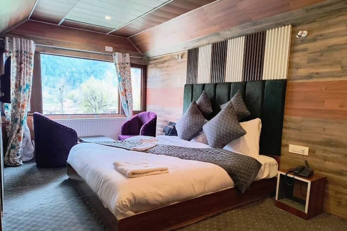 Deluxe Double Room, Mountain View | Meja, ruang kerja komputer riba, kalis bunyi, seterika/papan seterika 