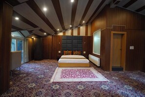 Deluxe Double Room, Mountain View | Desk, laptop workspace, soundproofing, iron/ironing board (on request) - Hotel Eden Retreat (Pahalgam)