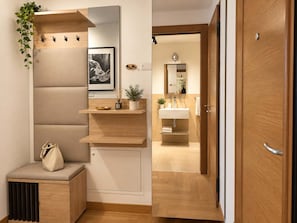 A modern bathroom with a wooden vanity, a sink, and a mirror. - Mare Blu - Portopiccolo Apartments (Sistiana)