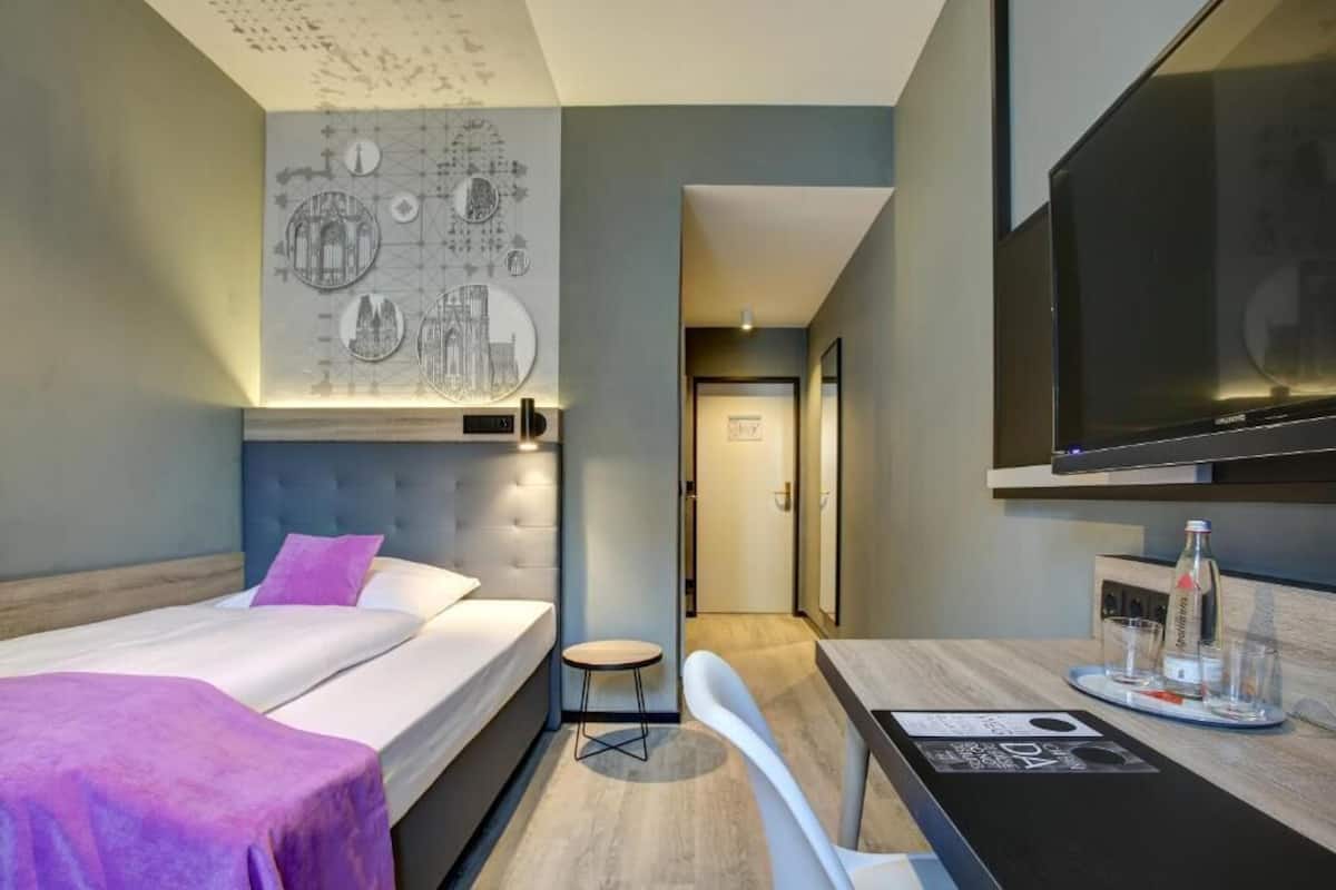 Yhden hengen standard-huone | Tallelokero huoneessa, työpöytä
