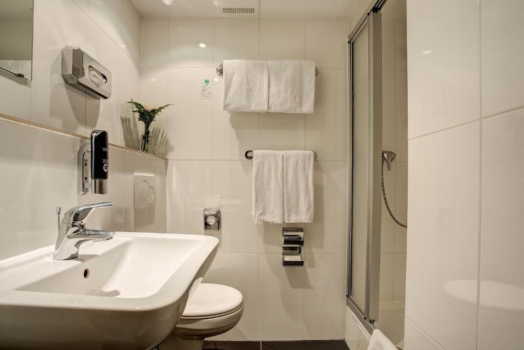 Chambre Simple Standard | Salle de bain | Douche, sèche-cheveux, serviettes fournies, savon