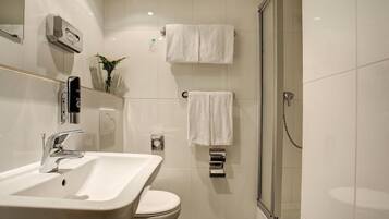 Chambre Simple Standard | Salle de bain | Douche, sèche-cheveux, serviettes fournies, savon
