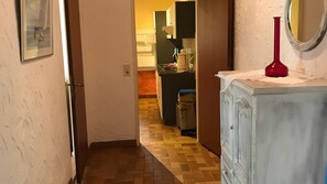 A hallway with a door leading to a kitchen area. - Holiday Apartment '4-Juist' with Wi-Fi (Dornum)