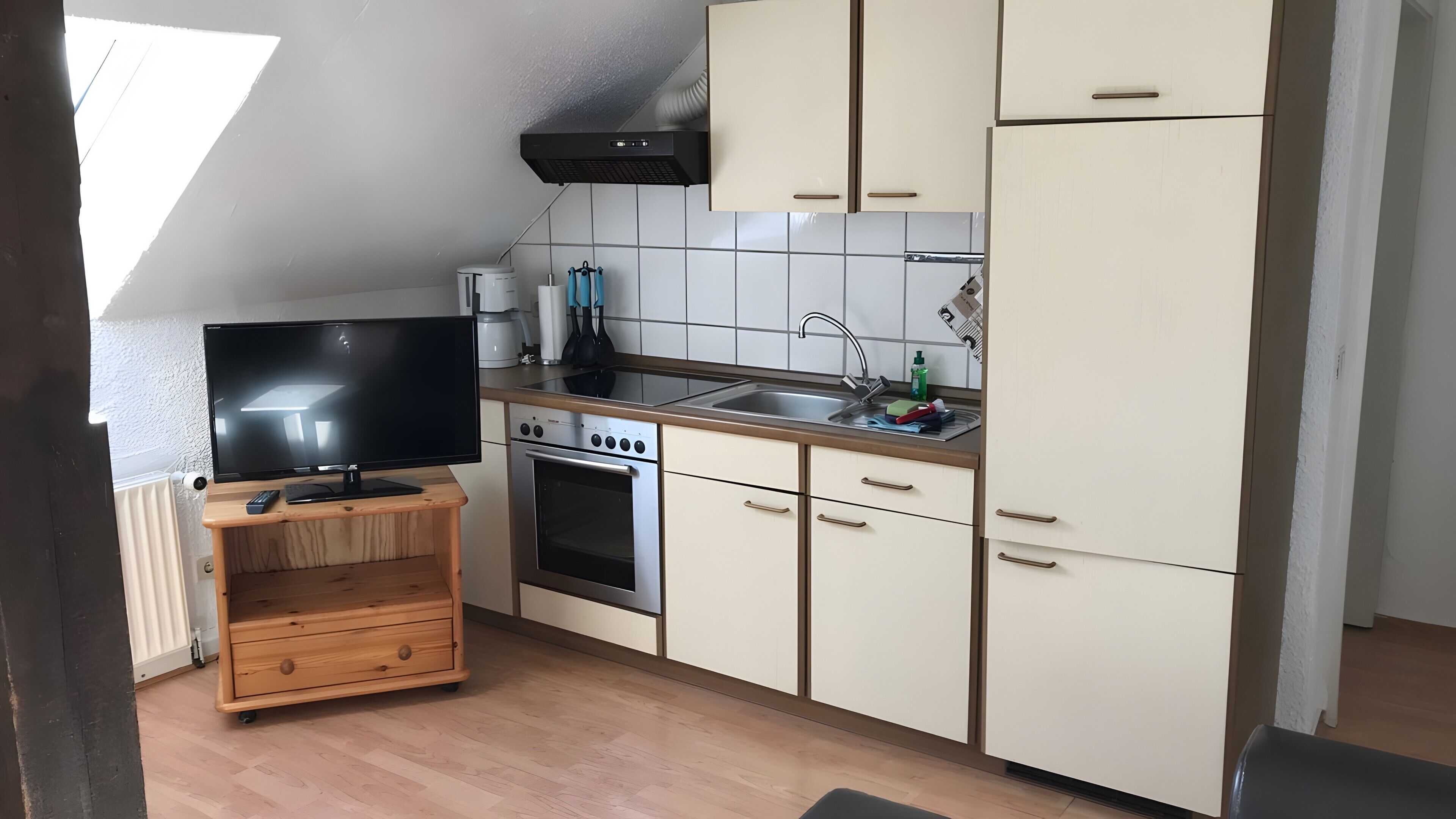 Coffee/tea maker, fridge, oven, stovetop