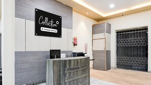 Un mostrador de recepción con un letrero que dice 'Collection Company-Serviced'.