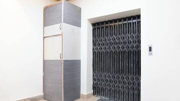 Um interior moderno com um armário alto e estreito e um portão de segurança de metal.