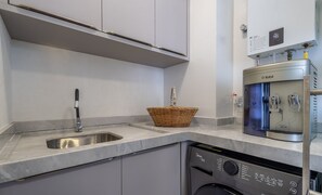 A modern kitchen with a stainless steel sink, a basket, and a built-in dishwasher. - Apt in Condo With Pool 120m From the Beach Ltt1003 (Picarras)
