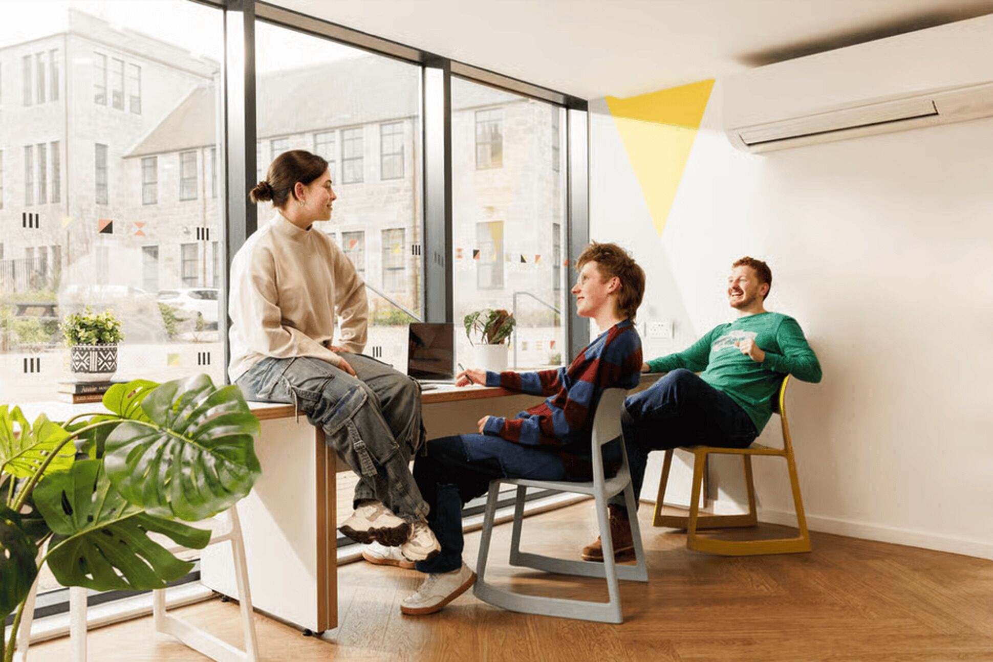 Un interior moderno con amplios ventanales, suelo de madera y diseño minimalista.