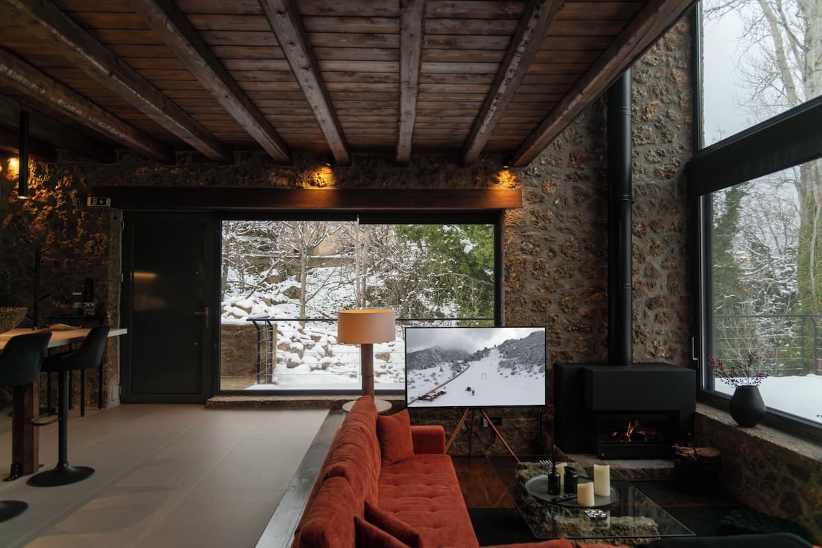 Heartbeat Villa One | Vardagsrum | 55-tums smart-tv med satellitkanaler och eldstad