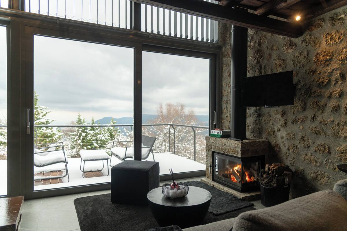 Heartbeat Deluxe Chalet | Vardagsrum | 55-tums smart-tv med satellitkanaler och eldstad