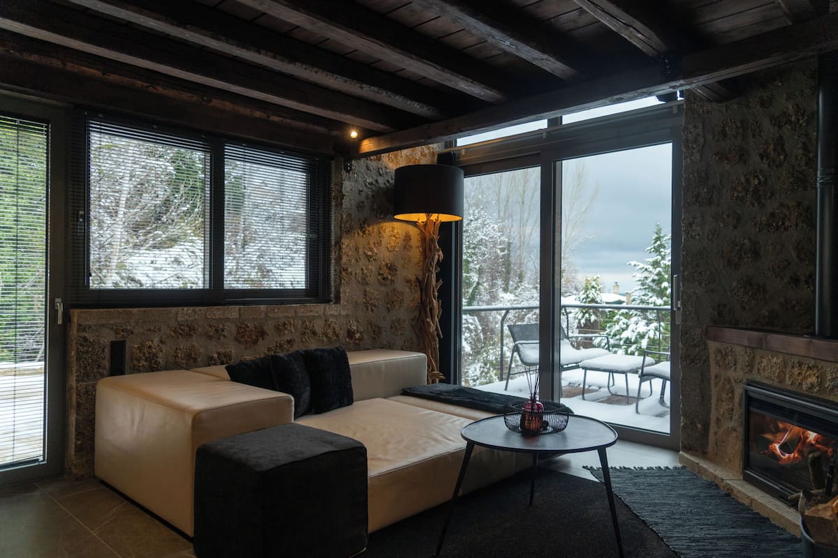 Heartbeat Superior Chalet | Vardagsrum | 55-tums smart-tv med satellitkanaler och eldstad