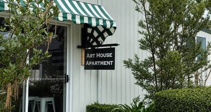 MOWA Art House Apartment