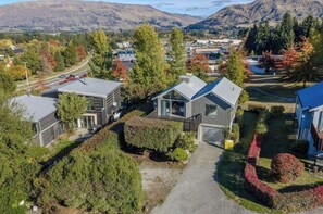 Exterior - Sunny Wānaka Home with Stunning Mountain Views (Wānaka)