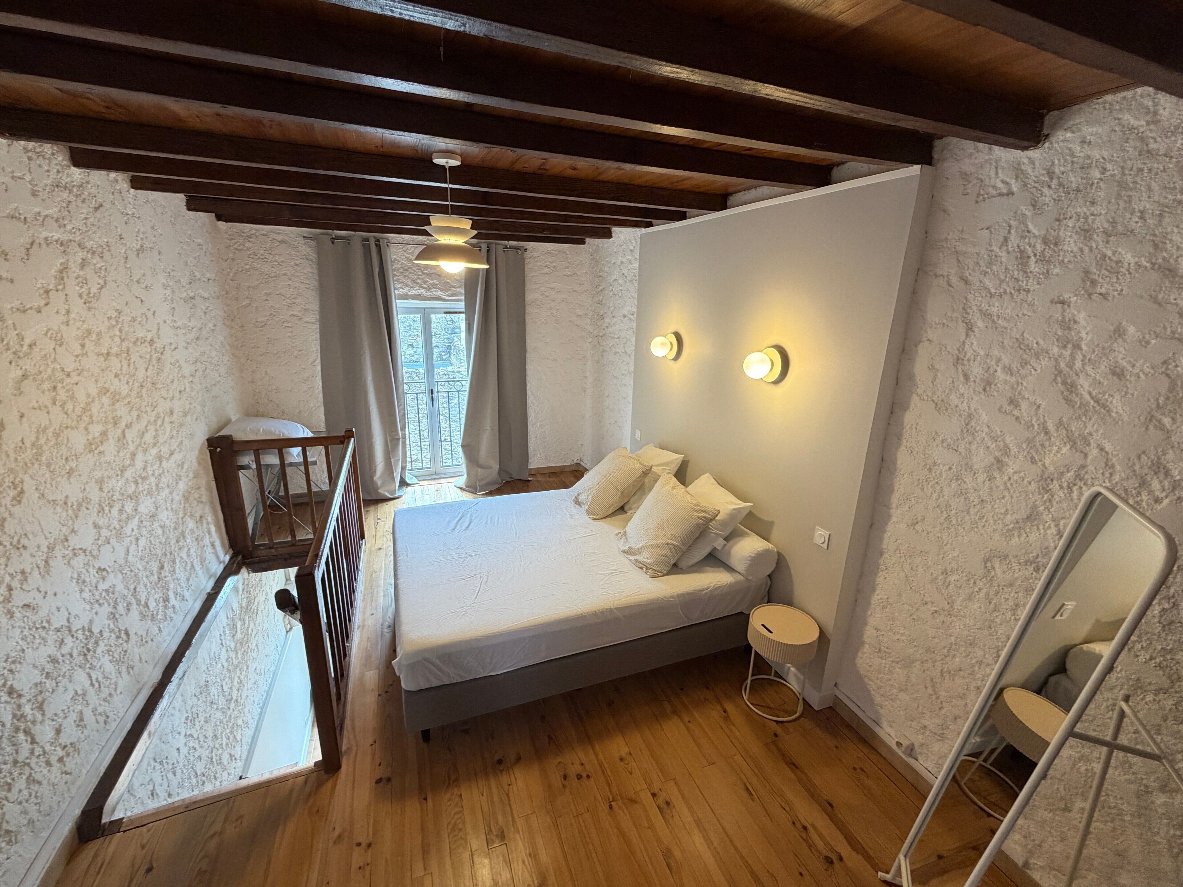 Tabla de planchar con plancha, wifi, ropa de cama