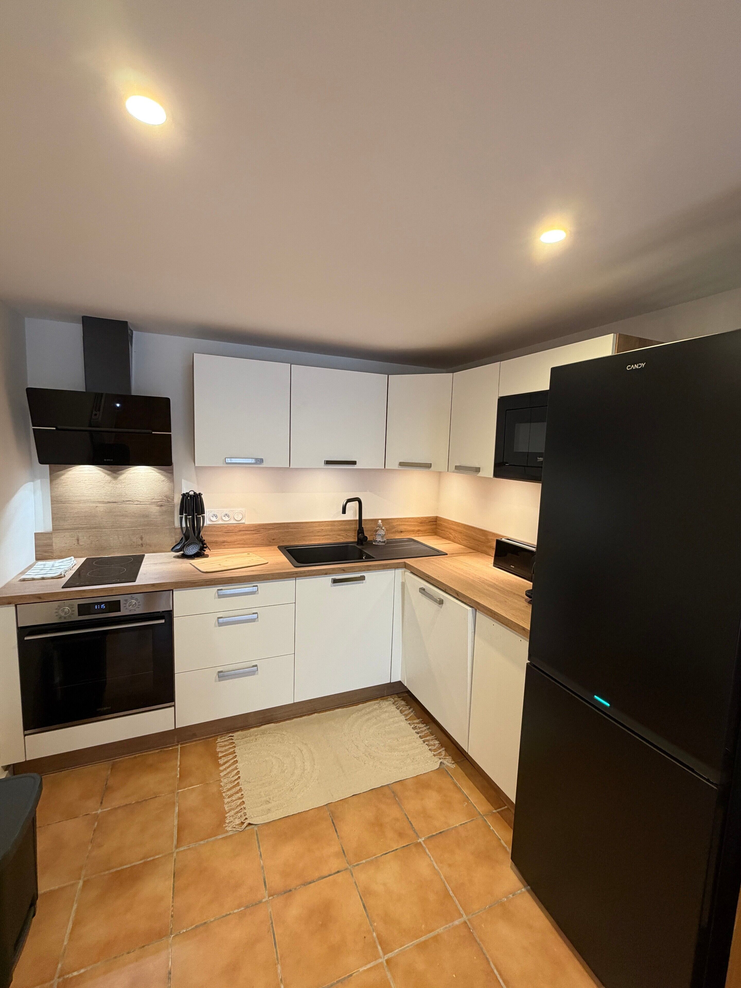 Coffee/tea maker, fridge, microwave, oven